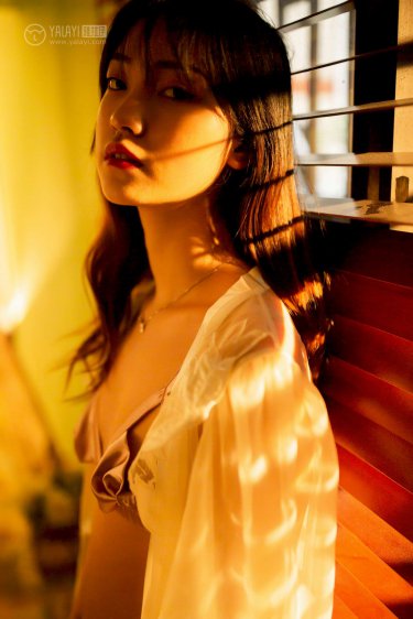 骚浪儿媳厨房叉开双腿