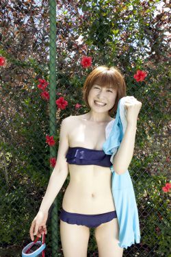 厨房里掀起裙子插进去